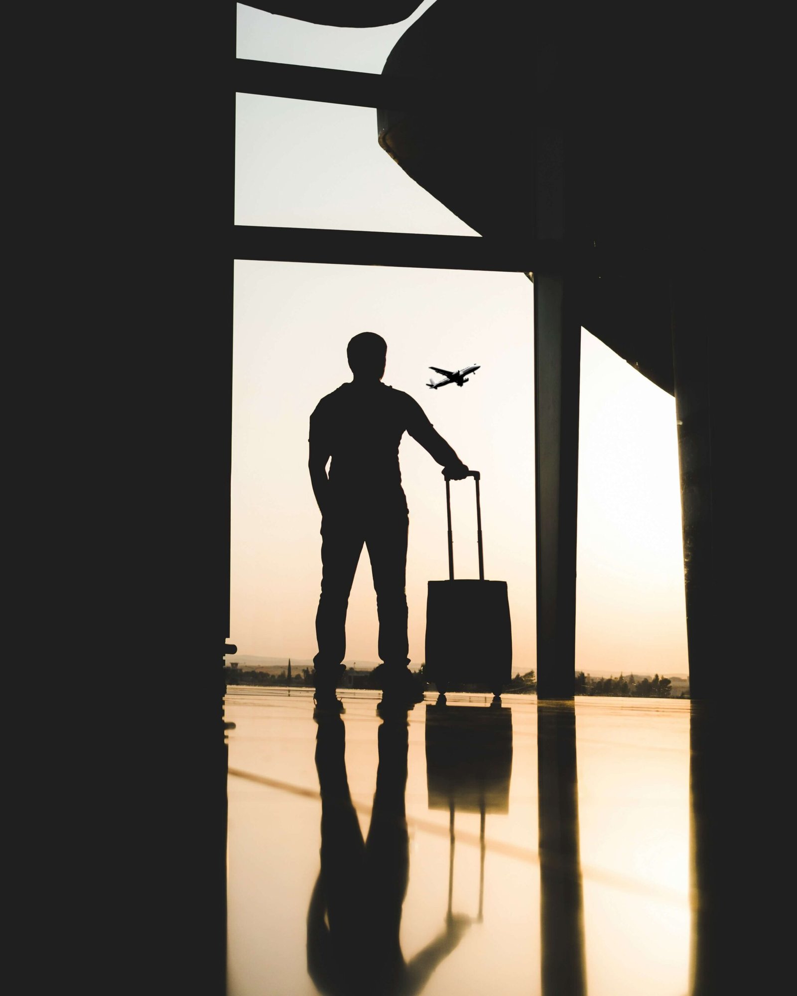 persona mirando el horizonte en un aeropuerto listo para viajar
