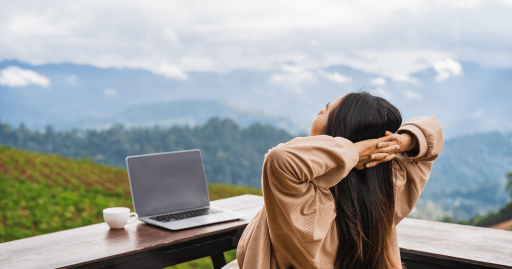 Persona relajada disfrutando de la naturaleza y cuidando su salud mental durante la transición en Canadá.