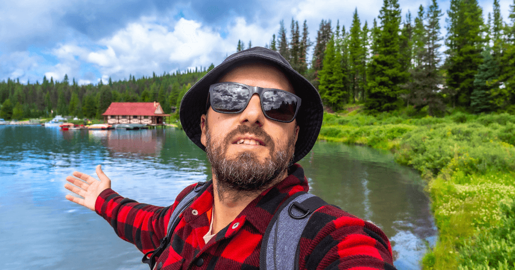 Turista recorriendo un hermoso parque natural en Canadá durante sus vacaciones permitidas por la visa.