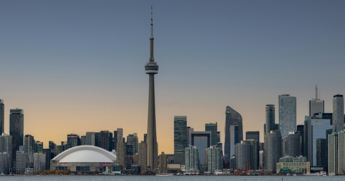 Vista panorámica del skyline de Toronto con la Torre CN al atardecer - ¿Cuánto dinero necesitas para estudiar en Canadá?